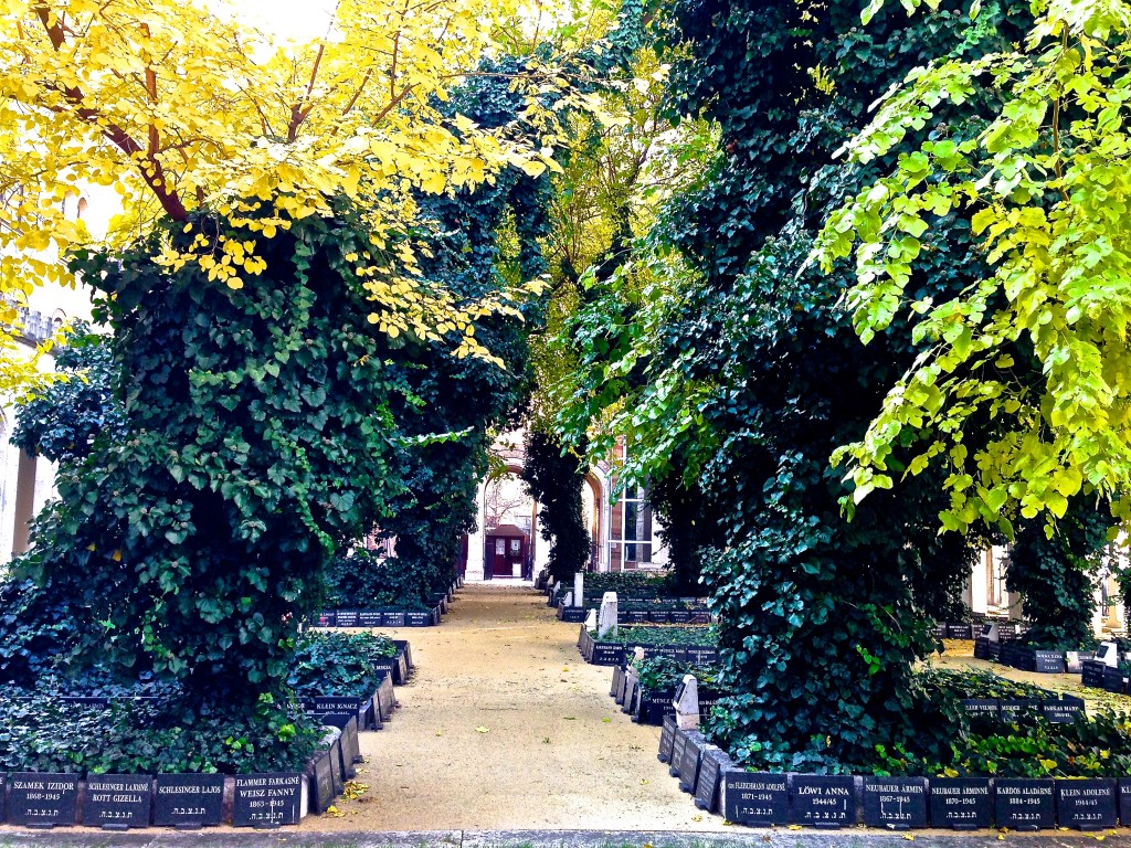 budapest synagogue garden