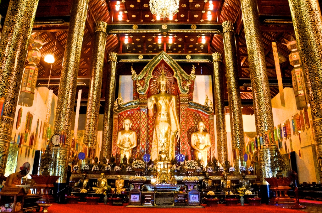 The main shrine at Wat Chedi Luang